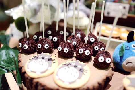 Totoro Party Decorations, Cake Pops Diy, Sprite Cake, Totoro Birthday Party, Ghibli Birthday, Totoro Birthday, Studio Ghibli Party, Totoro Party, Diy Cake Pops