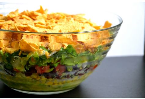 Christina macht was: Mexikanischer Nacho-Schichtsalat Nacho Salat, Snacks Sandwiches, Superbowl Party Food, Food Vegetarian, Food Pin, Superbowl Party, Tortilla Chips, Tortillas, Nachos