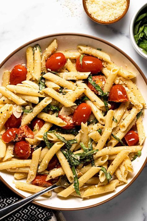 You are less than 30 minutes away from the best pasta with tomatoes and garlic white wine sauce you've ever tasted! Fresh, ripe grape tomatoes combine with butter, garlic, white wine, and a splash of heavy cream to create a light, creamy pasta dish perfect for a quick and easy weeknight dinner! Vinaigrette Pasta Salad, White Sauces, White Wine Vinaigrette, Garlic White Wine Sauce, Pasta With Tomatoes, Bruschetta Chicken Pasta, Vegetarian Recepies, Salad Appetizer Cups, Fresh Tomato Pasta