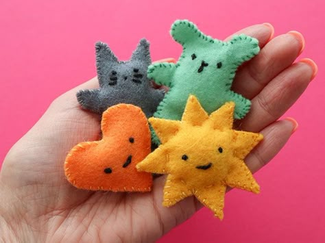 Pocket Pals, Fleece Projects, Sewing Curtains, Sewing Hand, Pocket Pal, Hand Sewing Projects, Pen Pals, Kids Sewing, Sewing Projects For Kids