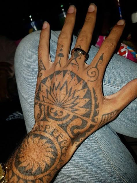 Polynesian Finger Tattoos Women, Maori Tattoo Hand, Maori Hand Tattoo, Polynesian Hand Tattoo, Atlas Tattoos, Runes Tattoos, Tattoo Knowledge, Marquesan Tattoo, Henna Tattoo Diy