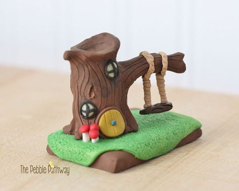 Miniature Tree House, Mushrooms Growing, Polymer Clay Miniature, Gnome Home, Clay Fairy House, Polymer Clay Fairy, ดินปั้น Polymer Clay, Clay Fairies, Tree Home