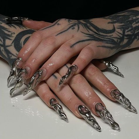 Futuristic Nails, Ongles Goth, Nail Y2k, Chrome Designs, Fancy Stuff, Maroon Nails, Formal Nails, Gothic Nails, Goth Nails