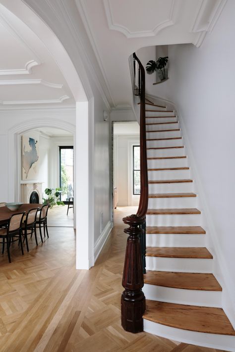 Modern Farmhouse Apartment, Townhouse Remodel, Brownstone Brooklyn, Glass Upper Cabinets, Brownstone Interiors, Townhouse Interior, Modern Townhouse, London Townhouse, Townhouse Designs