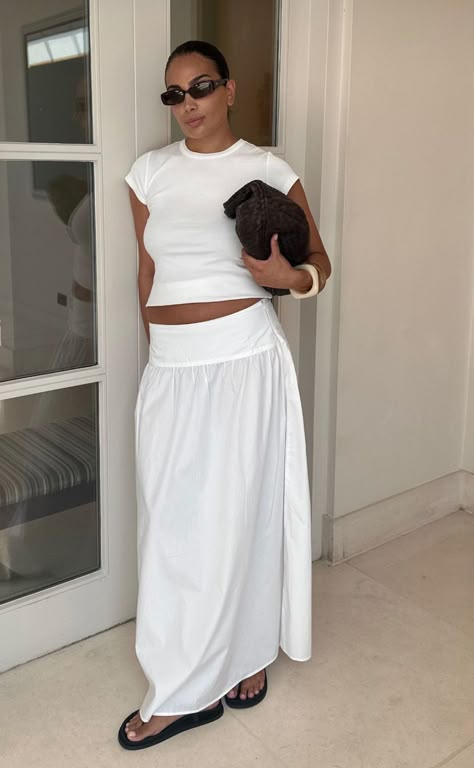 Scandi Summer Fashion, White Outfit Party, Madrid Style, White Linen Outfit, Recruitment Outfits, Pregnancy Looks, Summer Capsule Wardrobe, Clothing Details, Stunning Outfits