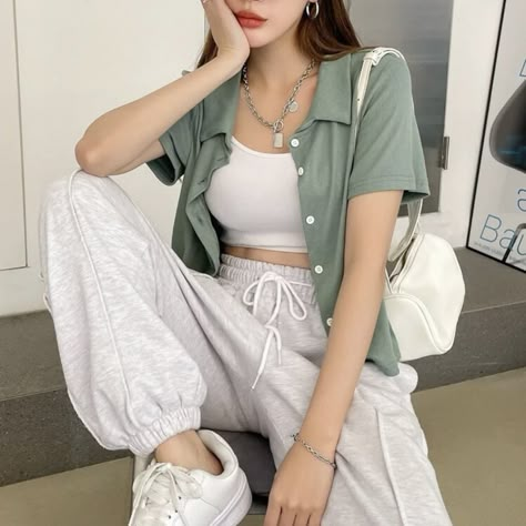 Beach Outfit Tomboy, Summer Korean Outfits Street Styles, Korean Casual Outfits Summer, Summer Korean Outfits, Korean Fashion Summer Street Styles, Korean Fashion Summer Casual, Jeans Pumps, College Outfits Summer, Korean Summer Outfits