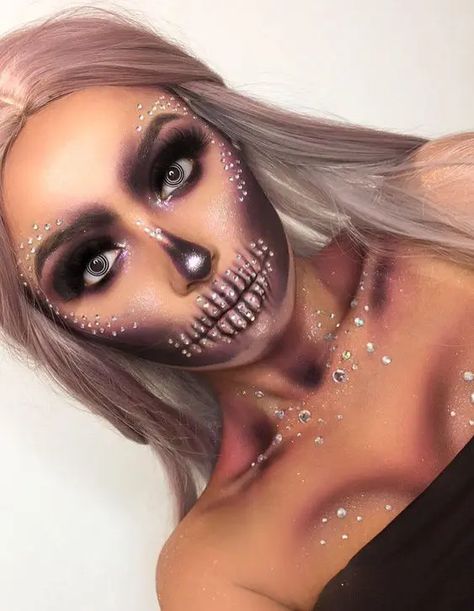 30+ Insane Yet Pretty Halloween Makeup Ideas | Easy Halloween Makeup Glam Skull, Beautiful Halloween Makeup, Halloweenský Makeup, Holloween Makeup, Cute Halloween Makeup, Halloween Makeup Diy, Skeleton Makeup, Halloween Makeup Ideas, Halloween Makeup Pretty