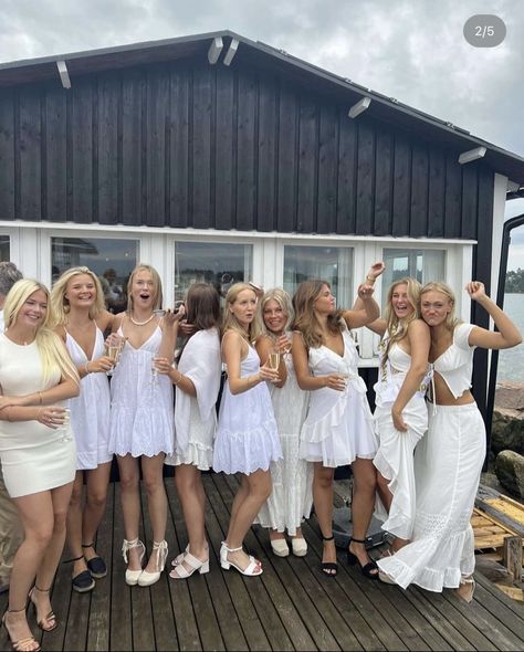 Family Photo Outfits Aesthetic, Hamptons White Party Theme, Hamptons Dinner Outfit, White Group Outfits, Hamptons White Party Aesthetic, White Hamptons Party, White Dresscode Party, Hampton White Party, Hamptons Party Outfit