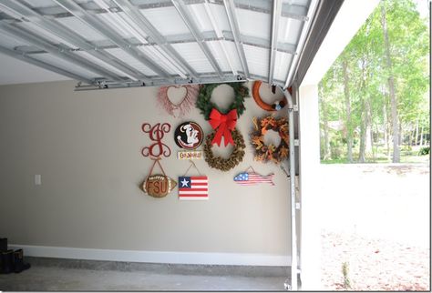 Wreath Storage Ideas, Storage In Garage, Storage Ideas Garage, Stuff Storage, Garage Laundry Rooms, Organized Garage, Wreath Storage, House Organization, Door Hangings