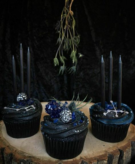 Midsummer Nights Dream Party Food, Gothic Cupcakes, Gothic Thanksgiving, Witchy Party, Cake Presentation, Wednesday Party, Dark Romantic Wedding, Dessert Aesthetic, Food Spread