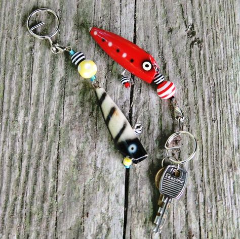 Still looking for a great gift for Pops? Check out this DIY vintage fishing lure keychain from My So Called Crafty Life. I know quite a few Dads who would dig the heck out of this! Fish Hook Jewelry, Homemade Fishing Lures, Diy Fishing Lures, Men Fishing, Diy Gifts For Men, Vintage Fishing Lures, Fishing Diy, Fish Crafts, Fathers Day Crafts