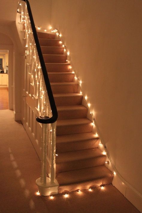 Fairy Light Staircase, Christmas Lights Staircase, Fairy Lights On Stairs, Christmas Lights Stairs, Fairy Lights Stairs, Fairy Lights Hallway, Second Year Uni House, University House Decor, Student House Decor