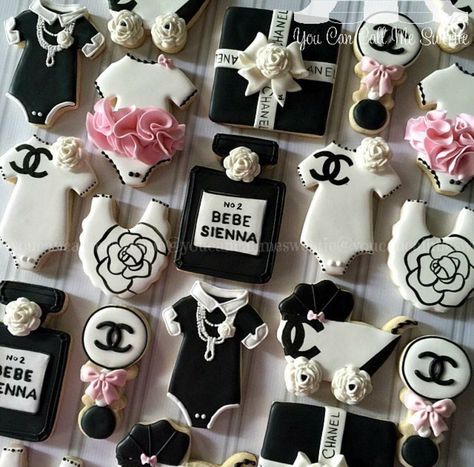 Chanel Cookies, Chanel Baby Shower, Baby Chanel, Chanel Birthday Party, Cake Oreo, Chanel Cake, Pink Sweets, Cake Decorating Piping, Baby Shower Tea