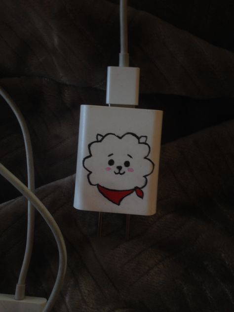 Phone Charger Painting Ideas Aesthetic, Plug Painting Ideas, Charger Painting Ideas Aesthetic, Phone Charger Painting Ideas, Paint Charger Cube, Charger Painting Ideas, Charger Art, Phone Case Diy Paint, Diy Phone Case Design