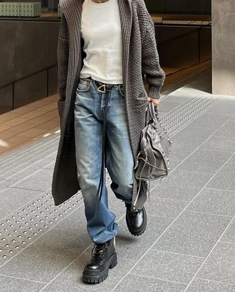 Easy Go, Mode Casual, Balenciaga Belt, Perfect Jeans, Denim Bag, Mode Inspiration, Minimal Fashion, Long Cardigan, Outfits Casuales