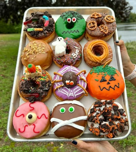 Fall Donuts Decorating Ideas, Spooky Donut Ideas, Fall Donuts Decorated, Fall Donut Decorating Ideas, Fall Donuts Ideas, Halloween Doughnuts Ideas, Donut Recipes Easy, Halloween Donuts Ideas, Donut Halloween