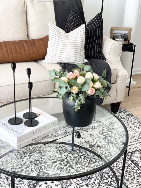 White Couch Black Coffee Table Living Room, Round Black Coffee Table Decor, Round Glass Coffee Table Decor, Glass Vase Ideas, Flowers Glass Vase, Comfy Living Room Decor, Coffee Table Decor Living Room, Coffee Table Sofa, Black Living Room Decor