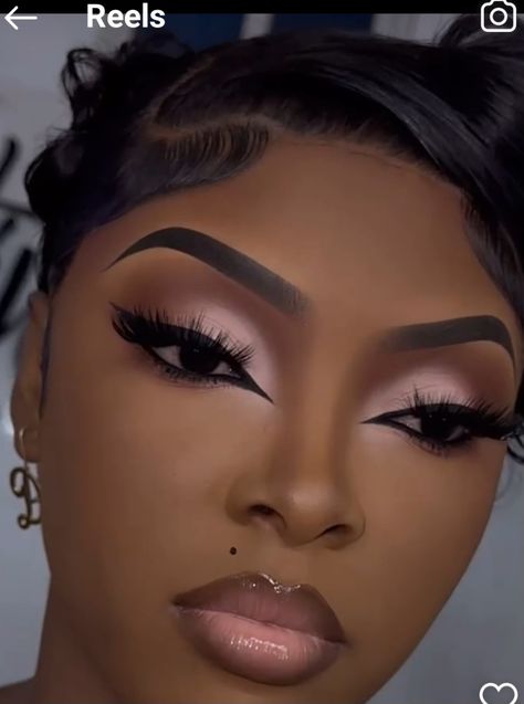 Natural Full Glam Makeup Black Women, Wedding Guest Make Up Look, Cute Eye Looks Eyeshadows, Mother Of The Bride Makeup Black Women, Bold Glam Makeup Black Women, Makeup Beats Black Women, Dark Skin Pink Makeup, Black Theme Makeup, Senior Picture Makeup Black Women