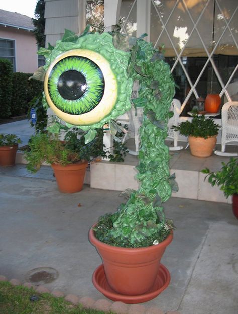 DAVE LOWE DESIGN the Blog: 71 Days 'til Halloween: Monster Eye Evolution Vine Monster, Cheap Halloween Diy, Diy Halloween Dekoration, Cheap Diy Halloween Decorations, Halloween Decor Diy, Easy Diy Halloween Decorations, Casa Halloween, Halloween Props Diy, Halloween Fest