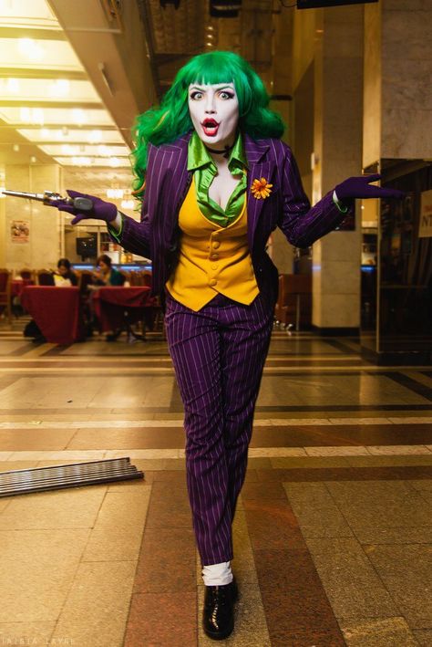 October is the perfect time to embrace your inner vamp and have fun! Here at Bullet Blues, we’re already feeling freaky and getting in the mood for a good scare. #halloween Female Joker, Joker Halloween, Joker Costume, Fest Outfits, Joker Cosplay, Amazing Cosplay, The Joker, Best Cosplay, Cosplay Outfits