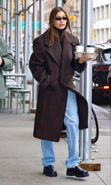 Model Off Duty Style Winter New York, Hailey Bieber Nyc Winter, Hailey Bieber Winter Fashion, Winter Hailey Bieber Outfit, Coat 2023 Winter, New York Style Winter Outfits, Winter Street Style Nyc, Wardrobe Nyc Coat, Winter Nyc Style