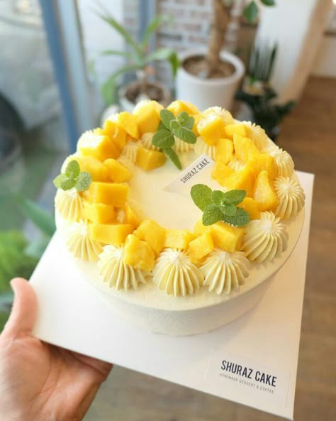 ❤мore@jнayetotнeworld Fresh Fruit Cake, Asian Cake, Mango Cake, Baked Fruit, Cake Lover, Classic Cake, Fancy Desserts, Dessert Decoration, Pastry Cake