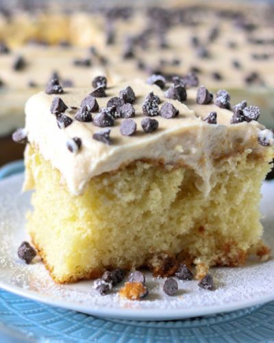 Cannoli Poke Cake, Chocolate Dump Cake, Moist White Cake, Smothered Pork Chops Recipe, Strawberry Rhubarb Crumble, Cannoli Cake, Cannoli Filling, Cake Mix Ingredients, Cake Form