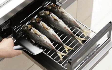 In a Japanese kitchen, often there is a built-in fish broiler right under the fireplace in the gas cooker. The size of the broiler is quite small. It is usually only a little bit bigger than a shoe box. If you look at the pictures below, you can see the drawer with the glass window in the middle part of the gas cooker (Picture 1 & 2). It has just enough space to fit three or four small size fish (Picture 3). The broiler in Picture 1 is the original type. It has simple and minimum function... Fish Grill, Life In Japan, Paleo Dishes, Kitchen Grill, Japanese Fish, Dutch House, Building A Container Home, Gas Cooker, Japanese Kitchen