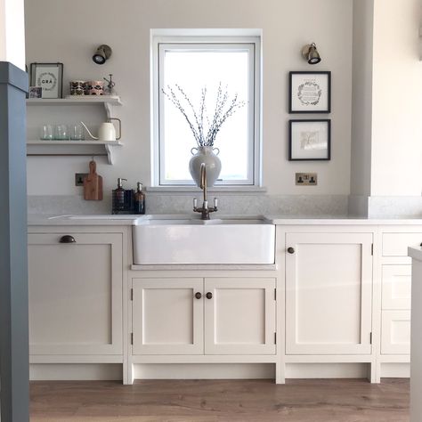 Skimming Stone Farrow And Ball Kitchens, Skimming Stone Kitchen Cabinets, Farrow And Ball Skimming Stone Kitchen, Skimming Stone Kitchen, Calm Kitchen, Farrow And Ball Kitchen, Skimming Stone, Cream Kitchen, Green Kitchen Cabinets