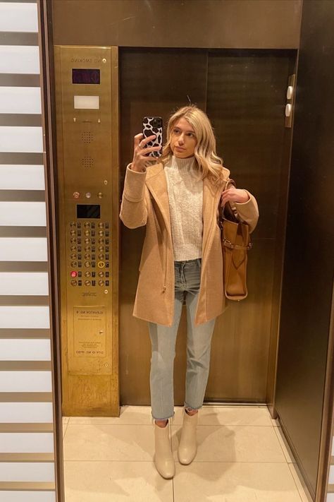 Tan Boots Outfit Ankle Winter, Winter Outfits Turtleneck, Cream Ankle Boots Outfit, Beige Ankle Boots Outfit, Winter Outfits Business, Tan Ankle Boots Outfit, Work Outfits With Jeans, Cream Boots Outfit, Tan Boots Outfit