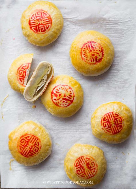 Yema Cake, Vietnamese Desserts, Asian Dessert Recipes, Moon Cake Mold, Asian Sweets, Asian Dessert, Mung Bean, Flaky Pastry, Flaky Crust