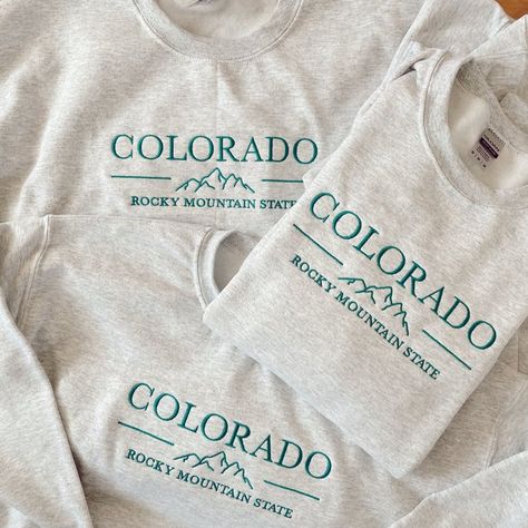 Mountain Doodle, Etsy Inspiration, Crewneck Vintage, College Shirts, Country Wear, Colorado Mountain, Embroidered Tee, Embroidery Sweatshirt, Embroidered Crewneck