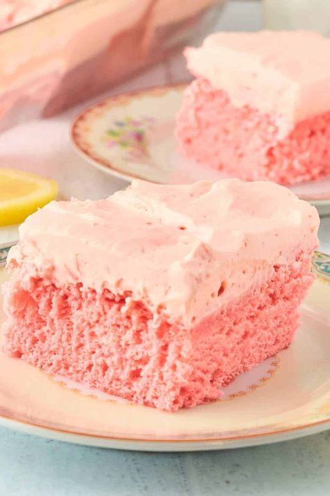 Pink Lemonade Frosting, Old Fashioned Desserts, Lemonade Cake Recipe, Good Food To Make, Pink Lemonade Cake, Poke Cake Lemon, Peach Upside Down Cake, Lemonade Cake, Birthday Ideas For Boys