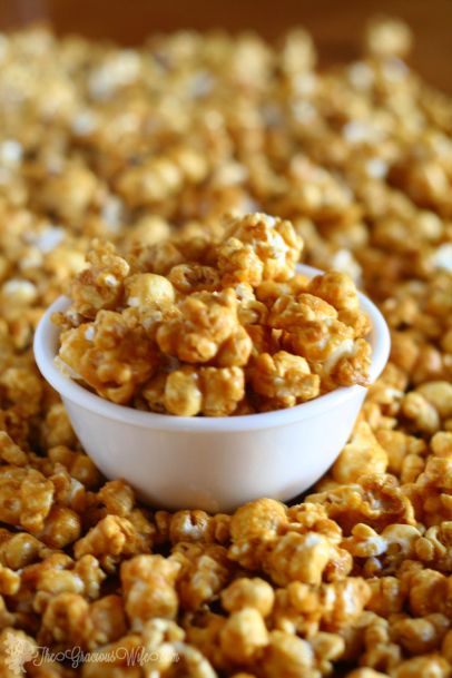 Easy Homemade Caramel Corn Recipe - a delicious sweet snack. Great for kids or even for a party! Baked Caramel Corn, Homemade Caramel Corn Recipe, Easy Homemade Caramel, Caramel Corn Recipe, Homemade Caramel Corn, Caramel Corn Recipes, Baked Caramel, Make Dog Food, Corn Recipe