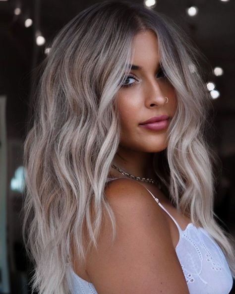 Bright Ash Blonde Hair, Ash Blonde Babylights On Dark Hair, Dyes Hair Ideas, Dusty Blonde, Dark Dirty Blonde, Shades Of Blonde Hair Color, Ash Blonde Hair With Highlights, Cool Balayage, Cool Toned Blonde Hair