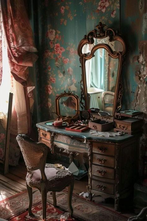 Makeup Set Up In Bedroom, Desk Decor Bedroom, Vintage Desk Decor, Bedroom Diorama, Dark Cottagecore House, Vanity Table Vintage, Vintage Inspired Bedroom, Vintage Bedroom Ideas, Old House Interior