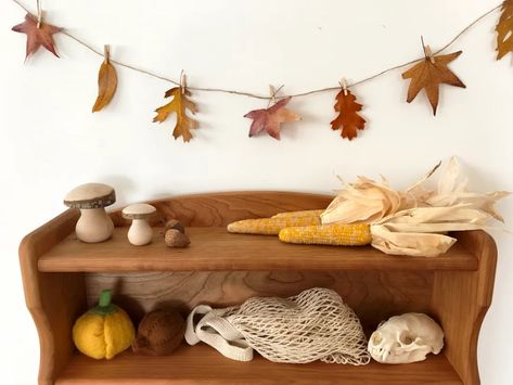 Handicrafts For Kids, Diy Slinger, Diy Leaf Garland, Diy Fall Garland, Thanksgiving Garland, Autumn Leaves Craft, Fall Leaf Garland, Diy Leaves, Fall Arts And Crafts