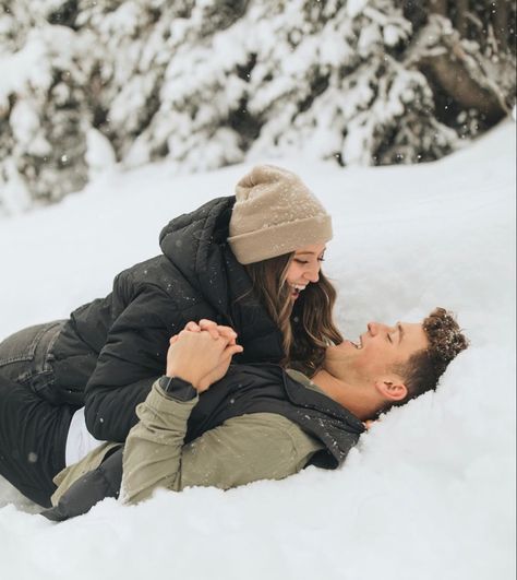 Couple Winter Outfits, Merry Christmas Post, Winter Couple Pictures, Couple Photography Winter, Winter Vacation Outfits, Christmas Couple Pictures, Snow Photoshoot, Travel Pose, Snow Pictures