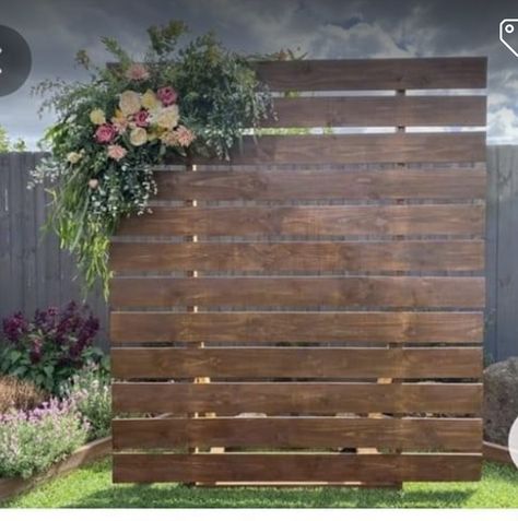 Wood Fence Backdrop, Diy Wood Backdrop Stand Wedding, Wooden Photo Backdrop Diy, Wooden Backdrop With Flowers, Wooden Party Backdrop, Wood Background For Party, Fence Backdrop Ideas, Farmhouse Wedding Backdrop, Graduation Pallet Backdrop