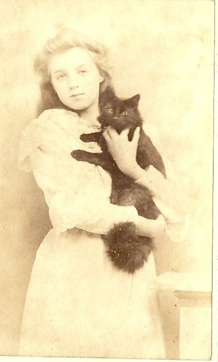 Victorian photograph of a young girl holding a black cat, ca. 1880-1889. Victorian Animals, Lady In White, Cat Beautiful, Vintage People, Victorian Life, Photos People, Vintage Animals, Vintage Cats, Cat Images