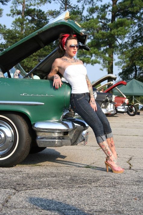 Where are those guys when you need an oil change! Moda Pin Up, Vintage Pin Ups, Mode Pin Up, Mode Rockabilly, Rockabilly Baby, Pinup Photoshoot, Rockabilly Looks, Pin Up Looks, Pin Up Vintage