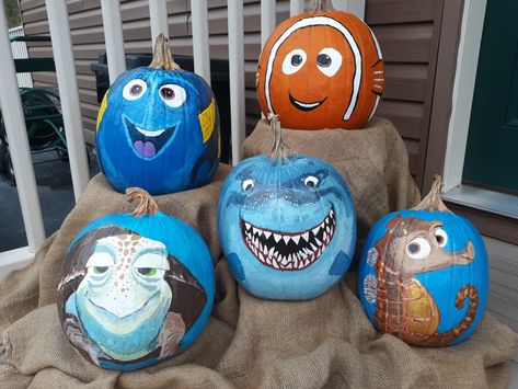 Nemo and friends pumpkins Finding Nemo Pumpkin, Finding Nemo Painting, Nemo Painting, Shark Pumpkin, Nemo Pumpkin, Nemo Shark, Painting Pumpkin Ideas, Painting Pumpkin, Halloween Pumpkins Painted