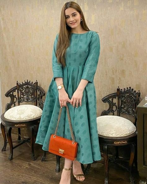 Pakistani Frocks, Long Frock Designs, Frock Fashion, Pakistani Fashion Casual, Pakistani Dresses Casual, Dress Design Patterns, Long Frocks, Simple Pakistani Dresses, Fancy Dress Design