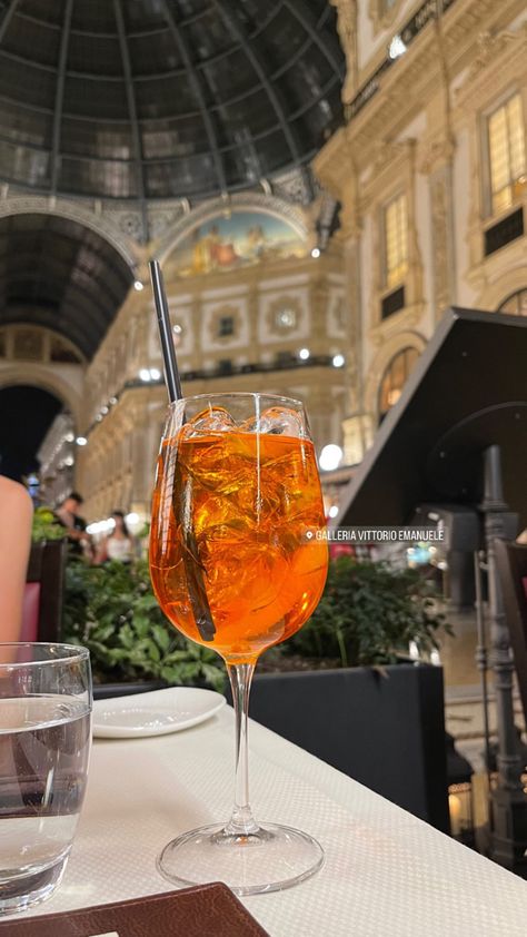 Italy Drinks, Aperol Spritz Aesthetic, Milano Aesthetic, Milan Aesthetic, Milano Travel, Luxury Lunch, Fancy Drinks, Story Ideas Pictures, Cool Glasses