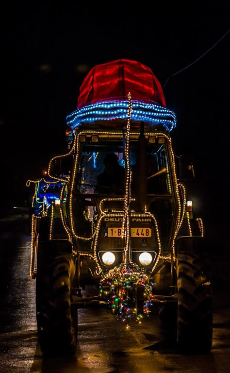 Deutz DX3 Tractor Christmas Run Christmas Tractor Decorations, Tractor Parade Ideas, Cow Boy Outfit, Farm Jokes, Christmas Palace, Tractor Lights, Christmas Hotel, Christmas Tractor, Tractor Decor