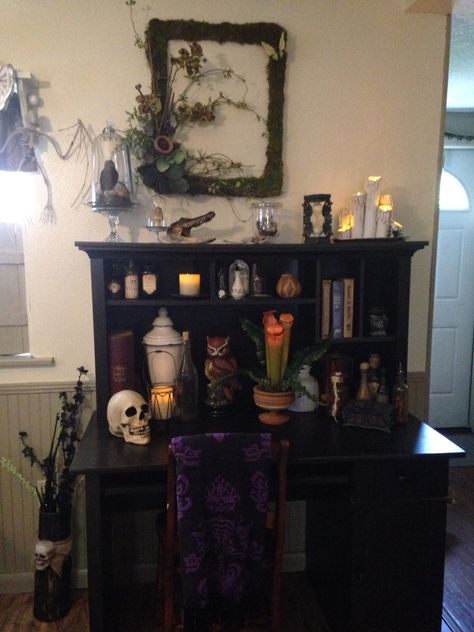 A well appointed witches desk. Witch Desk, Witchy Room Aesthetic, Vanity Inspo, Witchy Room, Witch Room Decor, Witch Room, Healing Room, Witches Altar, Altar Table