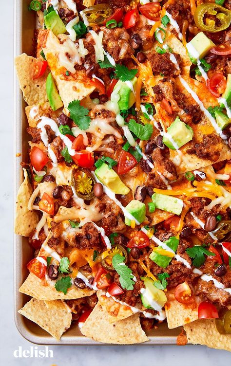 Treat Yourself To These Decadent Nachos Supreme Delish Superbowl Apps, Nacho Supreme, Nachos Supreme Recipe, Nacho Recipes, Mexican Nachos, Nachos Supreme, Frijoles Refritos, Mexican Appetizers, Traditional Mexican Food