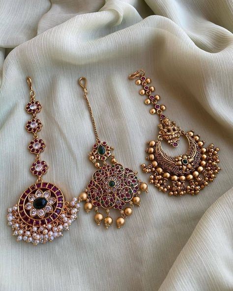 SURREAL JEWELRY DESIGNS (@surrealjewelrydesigns) posted on Instagram: “Tikkas 😍❤️ #surrealjewelrydesigns @daivik.in” • Dec 19, 2021 at 4:10pm UTC Small Tikka, Surreal Jewelry, Tikka Designs, Small Earrings Gold, Tikka Jewelry, Jewelry Knowledge, Gold Jewelry Outfits, Indian Bridal Jewelry Sets, Diamond Necklace Designs