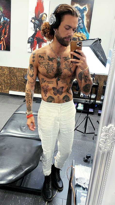 Torso Tattoos, Shirtless Men, Tatting, Art Tattoo, Gym, Tattoos, Hair, Quick Saves, Art