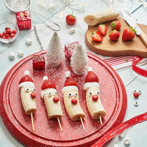 Banana And Strawberry Santas, Santa Bananas, Christmas Fruit Snacks, Healthy Christmas Dessert Recipes, Pizza Wreath, Santa Recipes, Strawberry Santa, Healthy Christmas Desserts, Santa Breakfast